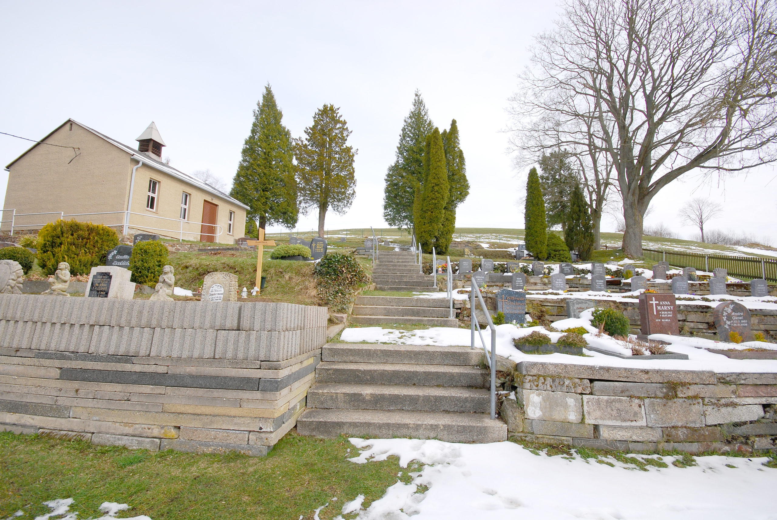 Friedhof Heidersdorf - Blick rechts der Trauerhalle
