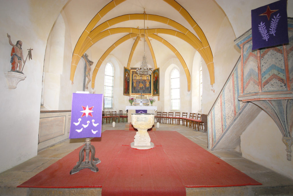 Kirche Dörnthal - Altarraum mit Taufstein und Kanzel
