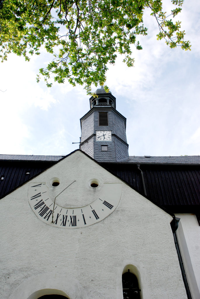 Kirche Dörnthal - Sonnenuhr und Kirchturm