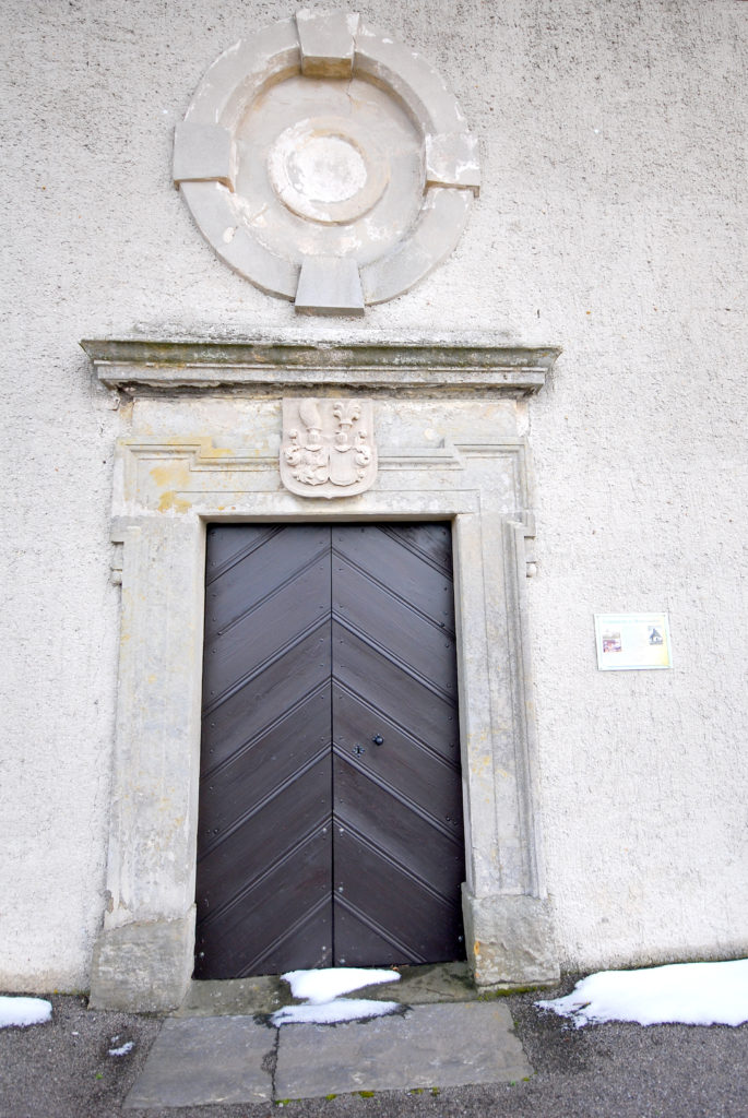 Kirche Oberneuschönberg - Eingangsportal mit Wappen "von Schönberg"