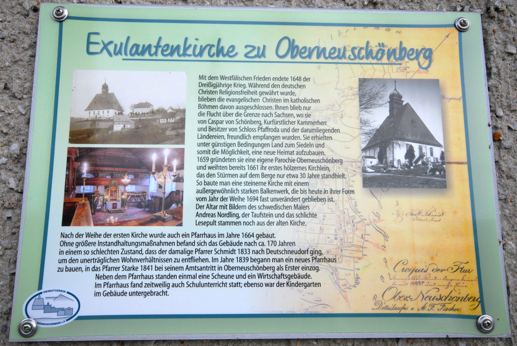 Kirche Oberneuschönberg - Infotafel neben dem Eingangsportal